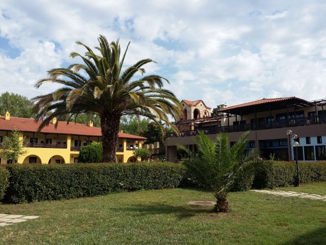 Mariya Zemlyarska i Kateryna Sokorenko w Simantro Beach Hotel korzystają z programu Erasmus+ w okresie 06.06.2016 r.-23.09.2016 r.
