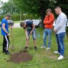 SADZENIE DRZEWA PRZEZ STUDENTÓW Z ZAGRANICY NA TERENIE KAMPUSU PWSTE