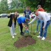 SADZENIE DRZEWA PRZEZ STUDENTÓW Z ZAGRANICY NA TERENIE KAMPUSU PWSTE
