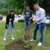 SADZENIE DRZEWA PRZEZ STUDENTÓW Z ZAGRANICY NA TERENIE KAMPUSU PWSTE