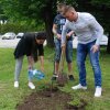 SADZENIE DRZEWA PRZEZ STUDENTÓW Z ZAGRANICY NA TERENIE KAMPUSU PWSTE