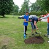 SADZENIE DRZEWA PRZEZ STUDENTÓW Z ZAGRANICY NA TERENIE KAMPUSU PWSTE