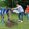 SADZENIE DRZEWA PRZEZ STUDENTÓW Z ZAGRANICY NA TERENIE KAMPUSU PWSTE