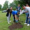 SADZENIE DRZEWA PRZEZ STUDENTÓW Z ZAGRANICY NA TERENIE KAMPUSU PWSTE