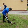 SADZENIE DRZEWA PRZEZ STUDENTÓW Z ZAGRANICY NA TERENIE KAMPUSU PWSTE
