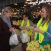 ERASMUSI+ I STUDENCI PWSTE podczas kwesty na Hospicjum-30.04.2022